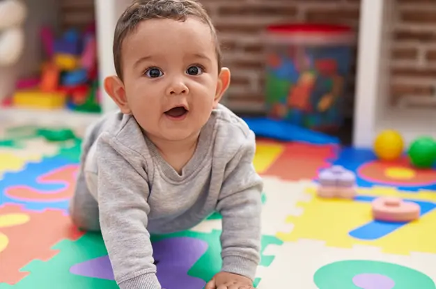 Desenvolvimento do bebé mês a mês: o que esperar do nascimento ao primeiro ano